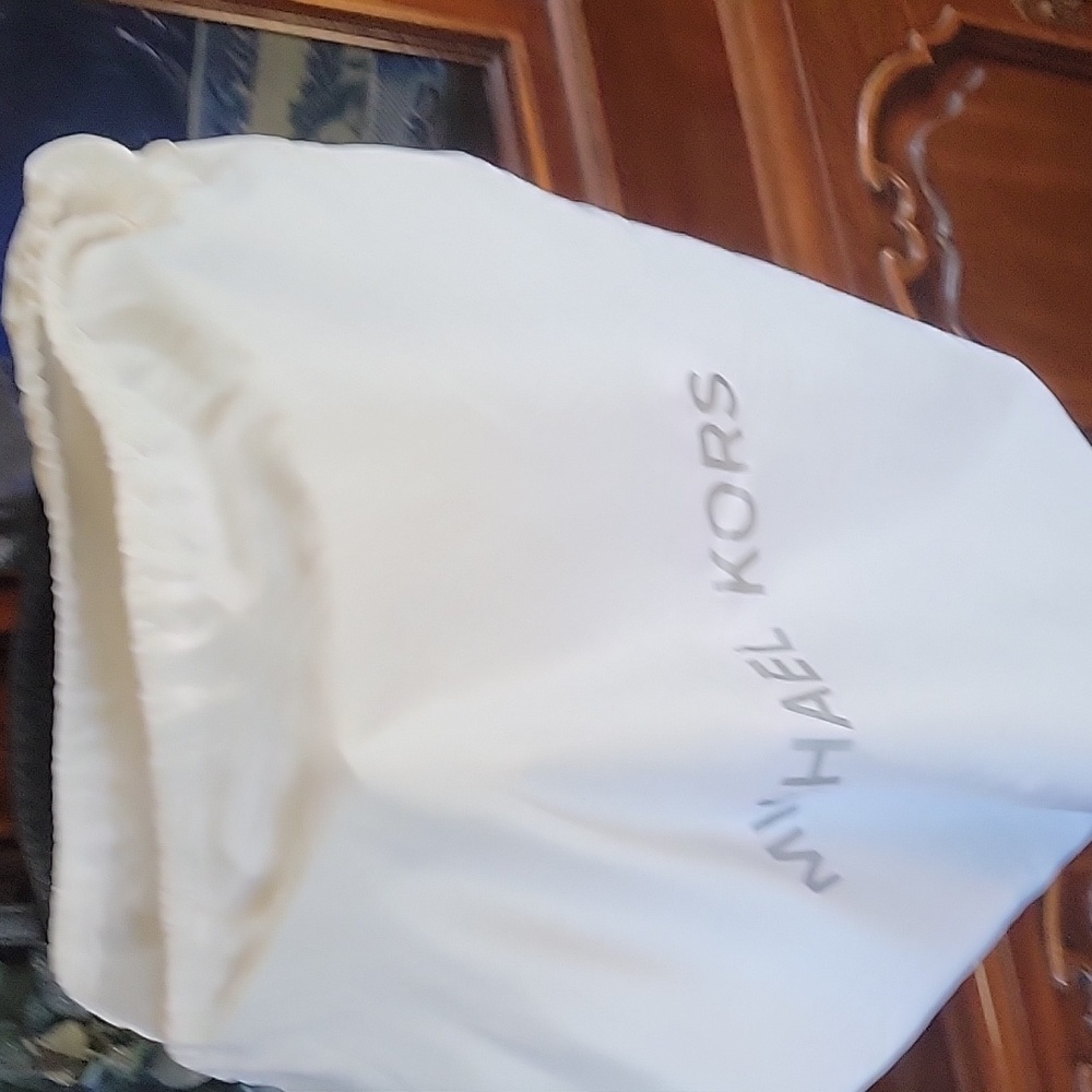 Michael Kors Tote/Bucket Bag w/dust cover - Picture 6 of 6